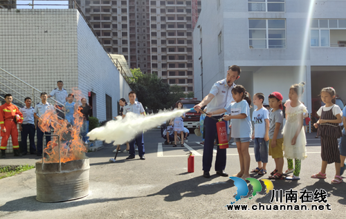 莲花池街道举办青少年暑期消防安全体验活动暨慰问消防队员活动邓磊(图3)
