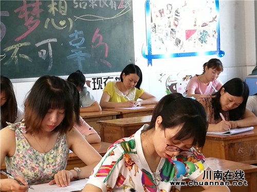 泸州十八中举行青年教师现场写作比赛(图2)