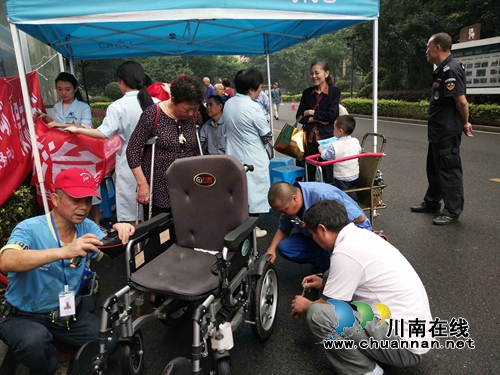 江阳区张坝街道沙坪社区开展“关爱老人，欢庆七一”主题党员志愿者活动(图1)