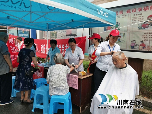 江阳区张坝街道沙坪社区开展“关爱老人，欢庆七一”主题党员志愿者活动(图2)