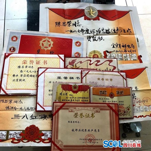 宜宾退休老党员：用实际行动让胸前党徽不褪色(图2)