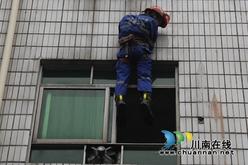 大爷有钥匙无法开门&nbsp;泸县消防员“索降”解围(图1)