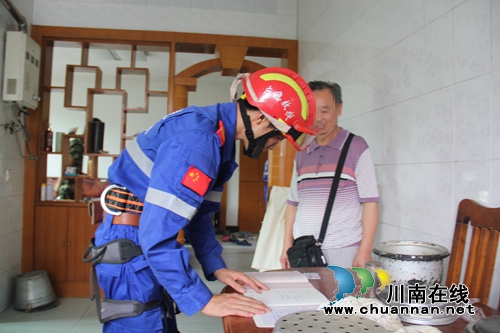 大爷有钥匙无法开门&nbsp;泸县消防员“索降”解围(图3)