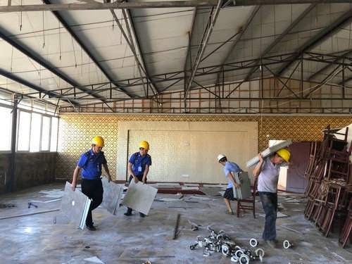 泸州一酒楼顶楼违建740平米&nbsp;10年违建正式开拆(图2)