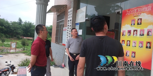 宜宾南溪区人大副主任谭阳宇一行视察黄沙镇代表之家(图2)