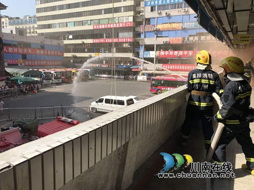 聚焦实战练真功&nbsp;泸州举行消防综合演练(图1)