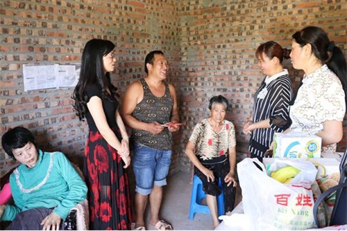 自贡富顺县妇联开展扶贫慰问义诊活动(图1)