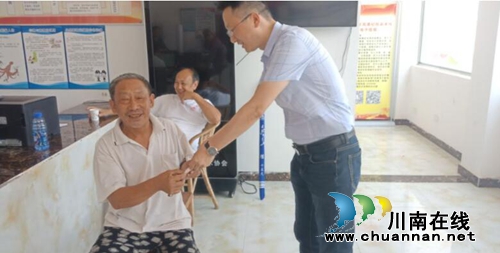 宜宾黄沙镇开展慰问老党员活动(图2)