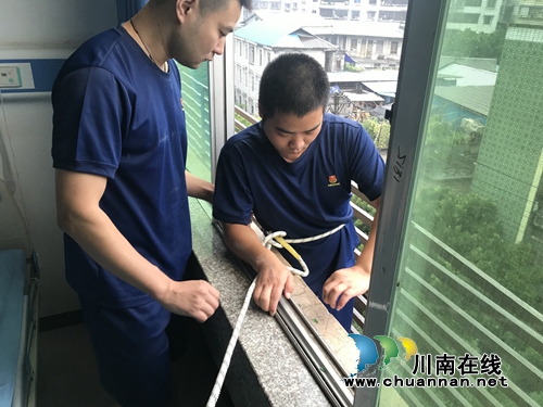 龙马潭：窗户破碎悬坠六楼&nbsp;消防队员高空排险(图1)