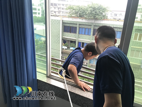 龙马潭：窗户破碎悬坠六楼&nbsp;消防队员高空排险(图3)