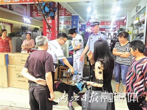 内江：老人晕倒店门口&nbsp;交警及时伸援手(图1)