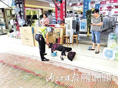 内江：老人晕倒店门口&nbsp;交警及时伸援手(图2)
