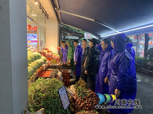 江阳区华阳街道开展街面经营秩序专项整治行动(图1)