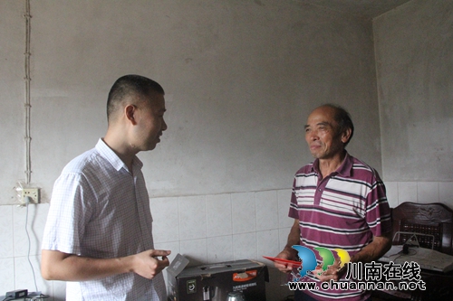 泸县检察院检察长张胜春到海潮镇慰问困难党员(图1)