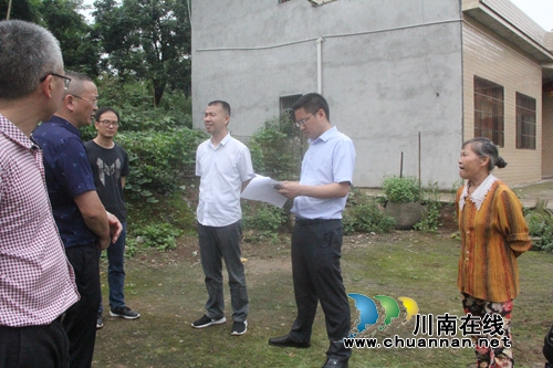 泸县检察院检察长张胜春到海潮镇开展慰问贫困户和悬挂光荣牌活动(图1)