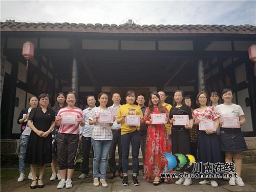 泸州十八中党总支开展“牢记使命，肩负责任，争当教育先锋”主题党日活动(图2)