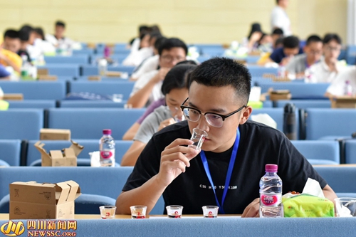 全国大学生品酒大赛四川赛区初赛在宜宾开幕(图4)