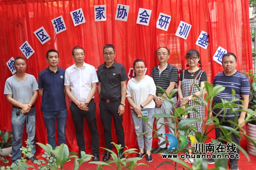 纳溪首个摄影研训基地在“俏新娘”揭牌成立(图2)