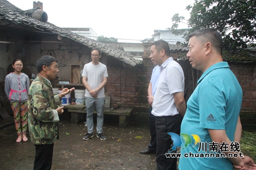 薛学深到泸县海潮镇开展“两不愁三保障”回头看大排查和走访贫困户工作(图1)