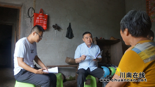 李盛春到泸县立石镇督导“两不愁三保障”回头看大排查工作，慰问困难党员(图1)