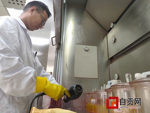 自贡女孩跳河&nbsp;救人者游到河中间才想起只会狗刨(图2)