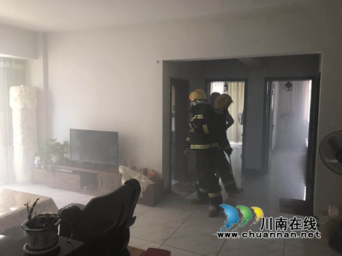 泸州醉酒男在家煮肉睡着&nbsp;锅儿烧穿险引发火灾(图1)