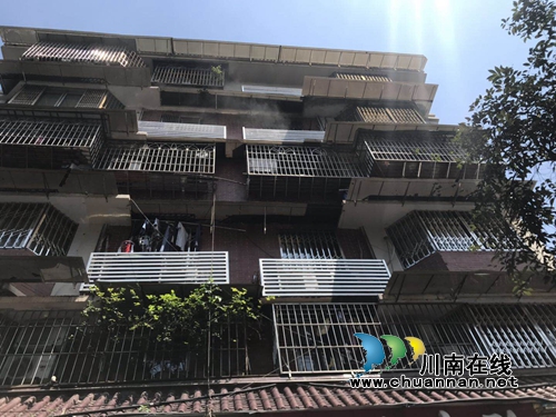 泸州醉酒男在家煮肉睡着&nbsp;锅儿烧穿险引发火灾(图2)