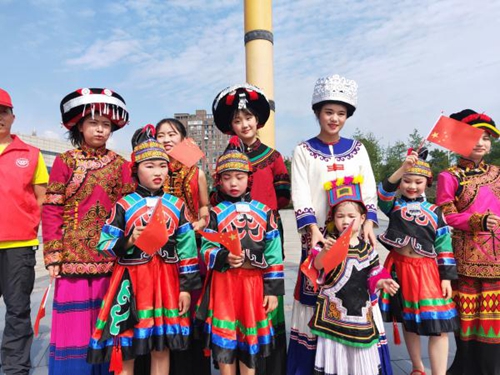 宜宾屏山：《我和我的祖国》快闪点燃爱国热情(图1)