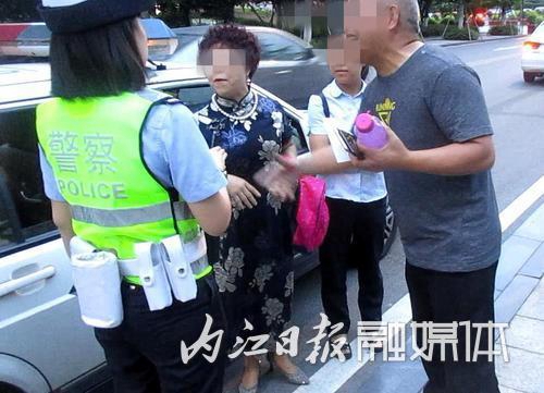 内江：丈夫违停被罚&nbsp;妻子阻碍交警执法被行拘(图1)