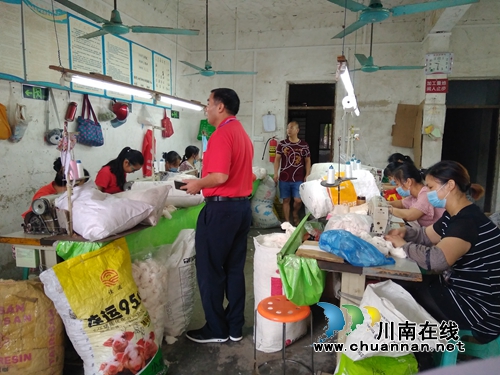 泸县潮河镇开展烟花爆竹、企业及“三合一”场所安全检查(图1) 泸县潮河镇开展烟花爆竹、企业及“三合一”场所安全检查(图1)