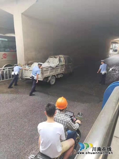 宜宾叙州:车辆故障不要慌 交警来帮忙(图1) 宜宾叙州:车辆故障不要慌 交警来帮忙(图1)