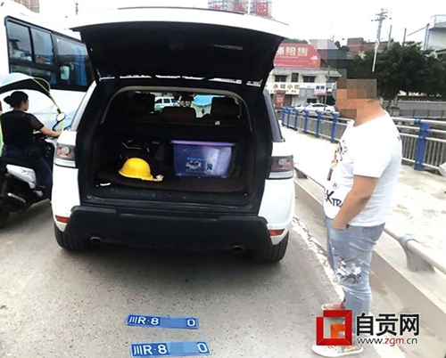 自贡:司机耍小聪明吃大亏 罚200元扣12分(图1) 自贡:司机耍小聪明吃大亏 罚200元扣12分(图1)