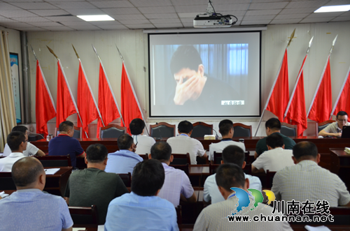川煤芙蓉威鑫煤业集中观看廉洁警示教育片(图1)