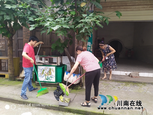 泸县玉蟾街道：干群齐心迎复审&nbsp;美化市容提形象(图1)