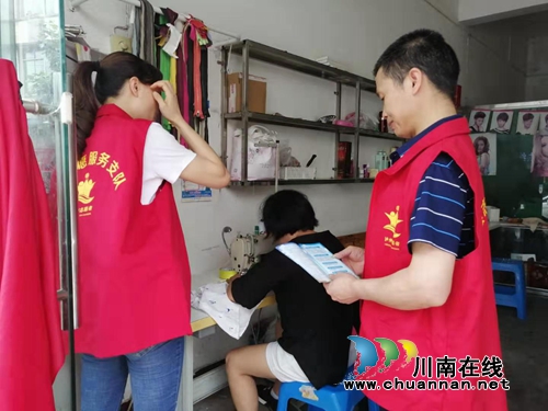 泸县玉蟾街道：干群齐心迎复审&nbsp;美化市容提形象(图2)