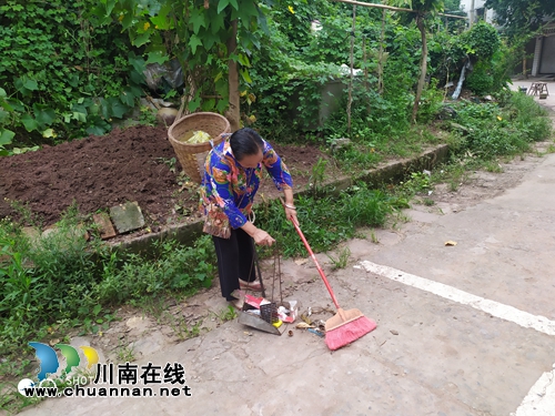 泸县玉蟾街道：干群齐心迎复审&nbsp;美化市容提形象(图4)