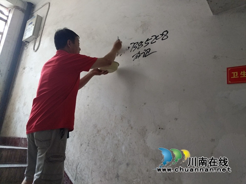 泸县玉蟾街道：干群齐心迎复审&nbsp;美化市容提形象(图5)