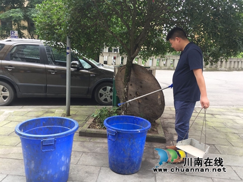 泸县玉蟾街道：干群齐心迎复审&nbsp;美化市容提形象(图6)