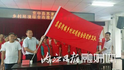 内江市325名贫困劳动力投身乡村环境治理(图1)