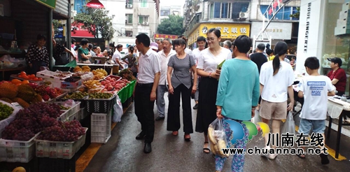 张福荣到泸县玉蟾街道督导国家卫生县城第二次复审迎检工作(图1)