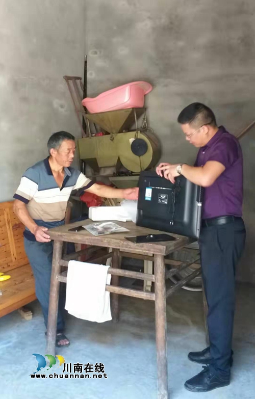 泸县太伏镇爱心企业为贫困户捐赠25台扶贫电视机(图2) 泸县太伏镇爱心企业为贫困户捐赠25台扶贫电视机(图2)