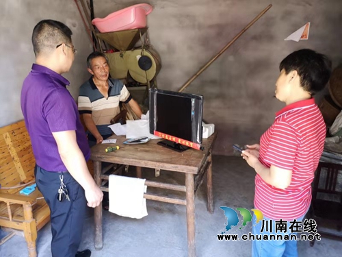 泸县太伏镇爱心企业为贫困户捐赠25台扶贫电视机(图3) 泸县太伏镇爱心企业为贫困户捐赠25台扶贫电视机(图3)