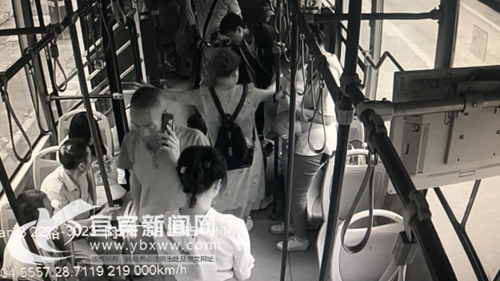 宜宾：女子公交车上突然晕倒 司机乘客齐心救助(图2)