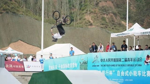 两位泸州妹帅气夺金&nbsp;四川小轮车露“尖尖角”(图1)