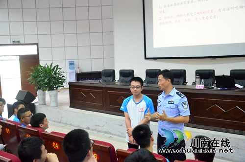 大学生志愿者服务西部&nbsp;泸州团市委送安全大餐(图2)