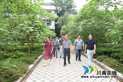 叙永县人大检查叙永一中、三中食堂食品安全工作(图1)