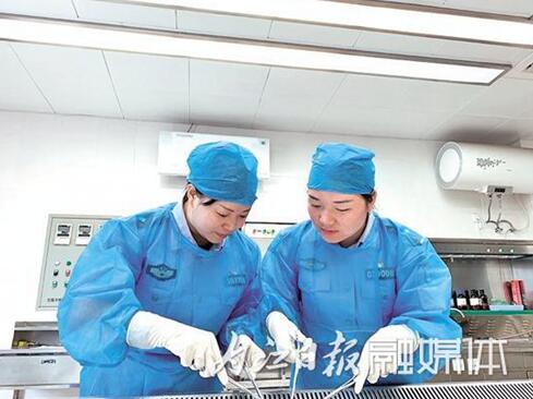 刀锋下寻找正义与真相：内江法医“姐妹花”(图2)