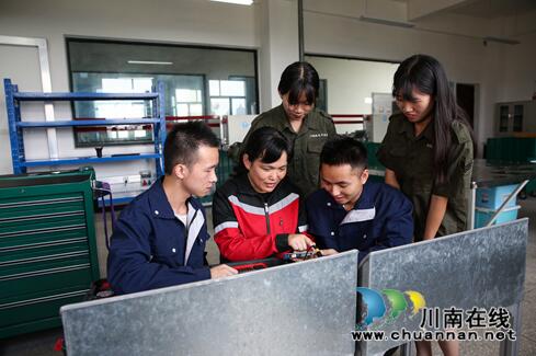 研发“车清新” 泸州在校大学生科研度暑假(图1) 研发“车清新” 泸州在校大学生科研度暑假(图1)