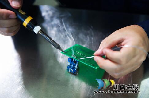 研发“车清新” 泸州在校大学生科研度暑假(图2) 研发“车清新” 泸州在校大学生科研度暑假(图2)