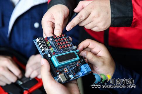 研发“车清新” 泸州在校大学生科研度暑假(图3) 研发“车清新” 泸州在校大学生科研度暑假(图3)